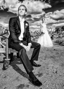 Brudgum i förgrunden | Linda och Calle - Foto: Viktor Sundberg