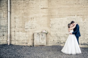 Bröllopsfoto mot betongvägg | Sophie och Johan - Foto: Viktor Sundberg