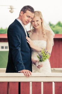 Brudpar på verandan | Pernilla och Calle - Foto: Viktor Sundberg